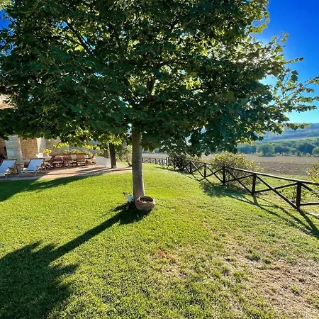 Hotel Todi By The Poolsleeps 10exc Poolwalk To Restaurant 05 Kms Todi 5 Kmswifi Petroro