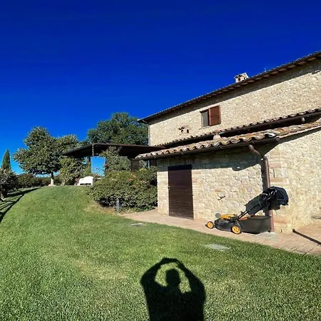 Hotel Todi By The Poolsleeps 10exc Poolwalk To Restaurant 05 Kms Todi 5 Kmswifi