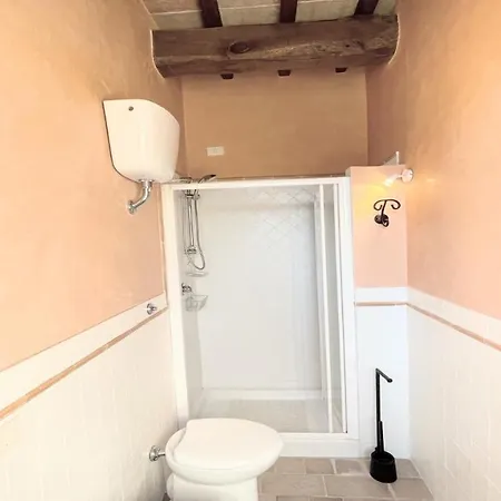Hotel Todi By The Poolsleeps 10exc Poolwalk To Restaurant 05 Kms Todi 5 Kmswifi Petroro